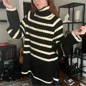 Oversized Black & White Turtleneck Sweater – H&M XS